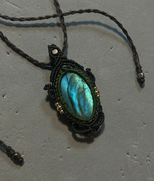 Labradorite crystal pendant"magic mirror"