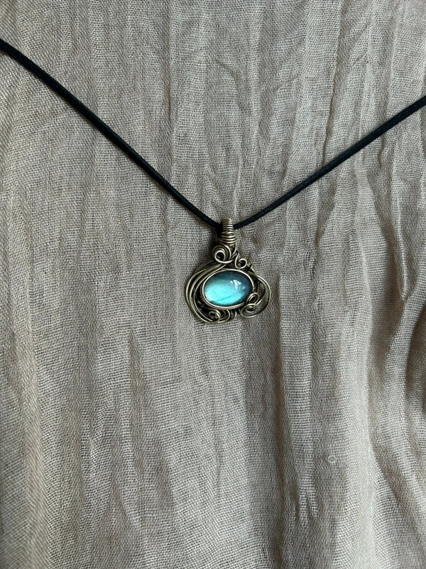 Elegant Labradorite Wire-Wrapped Pendant Necklace