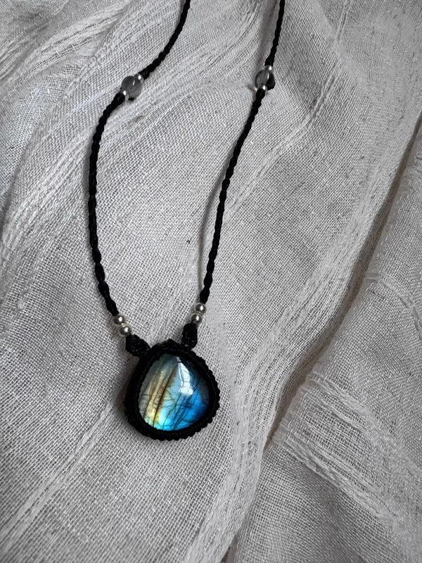 Chic labradorite crystal woven necklace